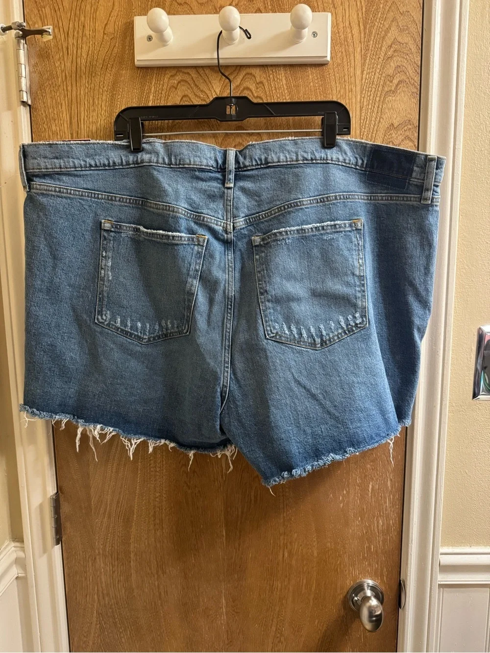 Abercrombie & Fitch 25” across